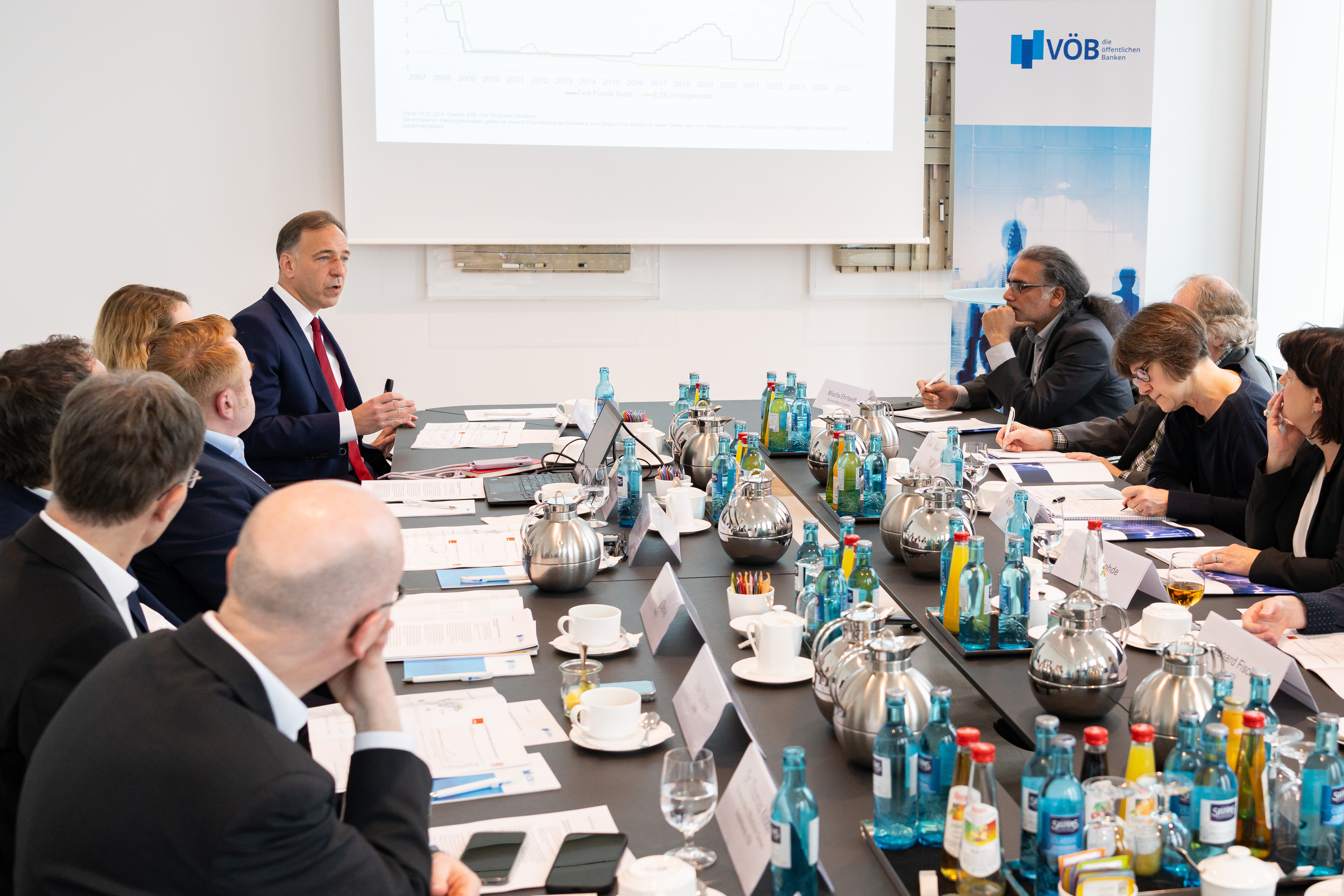 Vergößerung öffnen Teilnehmer des Pressegesprächs im Gespräch