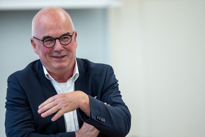 Öffnet eine Lightbox: Ein Mann im Gespräch 