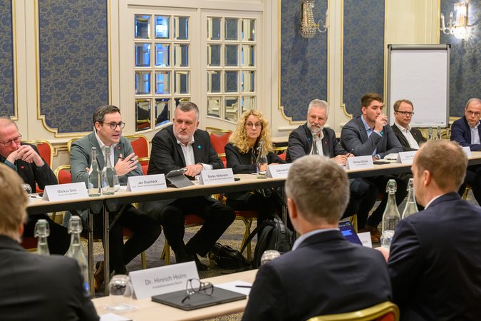 Öffnet eine Lightbox: Die Verhandlungsdelegation der Gewerkschaften