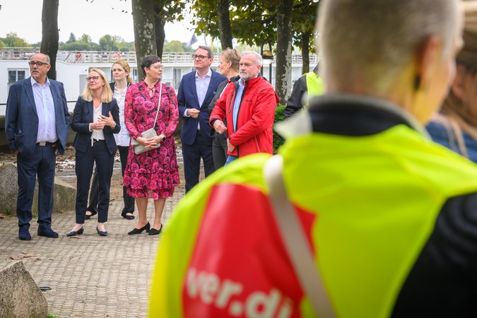 Öffnet eine Lightbox: Die Verhandlungsdelegation der öffentlichen Banken im Gespräch mit den Gewerkschaften