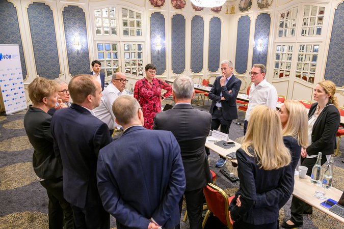 Öffnet eine Lightbox: Die Verhandlungsdelegation der öffentlichen Banken im Gespräch