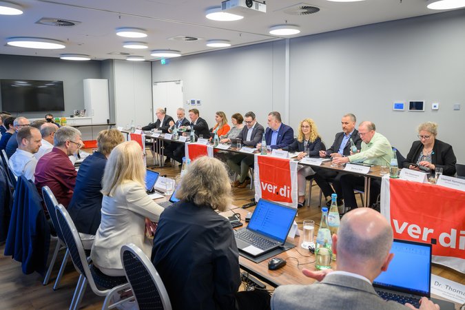 Öffnet eine Lightbox: Blick auf die verschiedenen Teilnehmer, es hängen Ver.di-Fahnen aus 