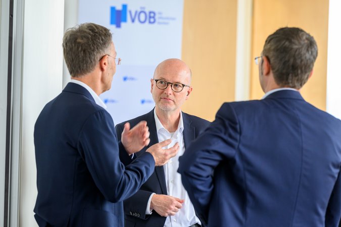 Öffnet eine Lightbox: Teilnehmer im Gespräch