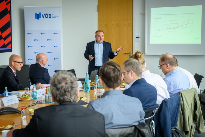 Öffnet eine Lightbox: Markus Reinwand (Helaba) präsentiert seine Aktienmarkt-Prognose