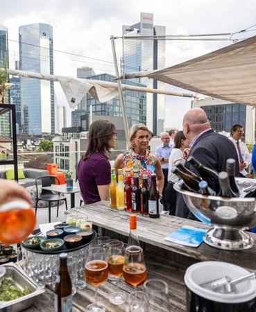 Öffnet eine Lightbox: Blick über die Bar 