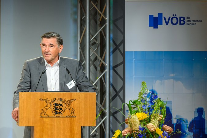 Öffnet eine Lightbox: Georg Bauer, Mitglied der VÖB-Geschäftsleitung, hält eine Ansprache Georg Bauer, Mitglied der VÖB-Geschäftsleitung