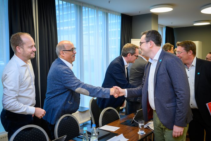 Öffnet eine Lightbox: Gunnar Feth begrüßt verschiedene Teilnehmer 