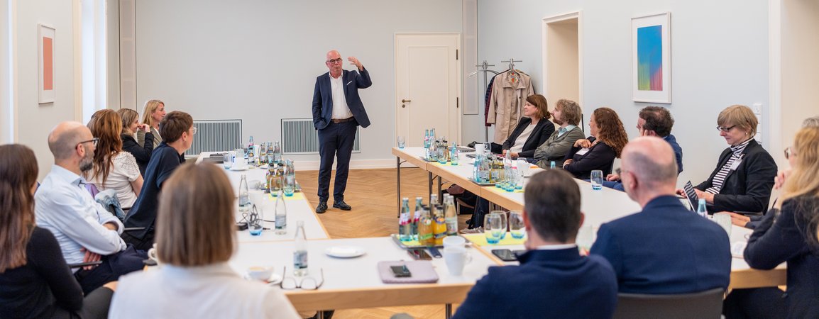 Öffnet eine Lightbox: Blick in den Veranstaltungsraum 