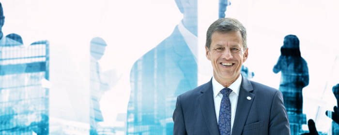 News lesen Portrait von Herrn Forst