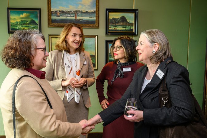 Öffnet eine Lightbox: Teilnehmerinnen im Gespräch