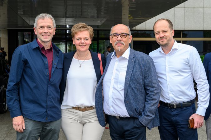 Öffnet eine Lightbox: Gunnar Feth mit drei weiteren Personen 