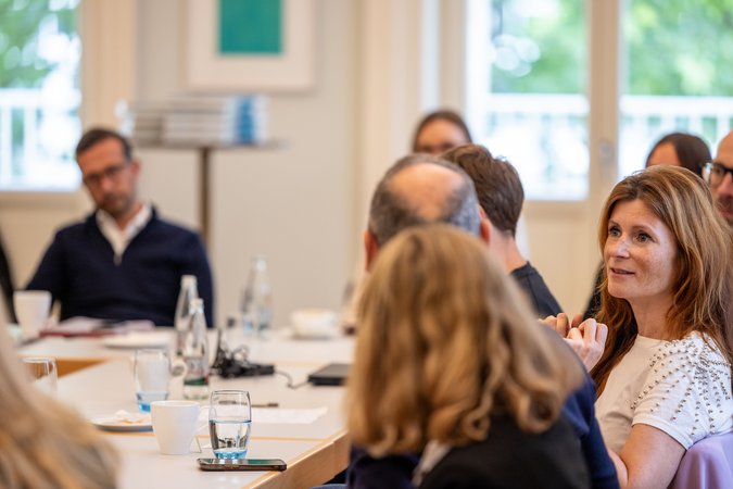 Öffnet eine Lightbox: Verschiedene Personen im Gespräch 