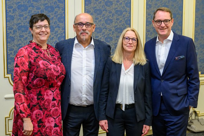 Öffnet eine Lightbox: V.l.n.r.: Christine Neuberger (LBBW), Gunar Feth (SaarLB), Katrin Spelz (SaarLB), Dominik Lamminger (VÖB) 