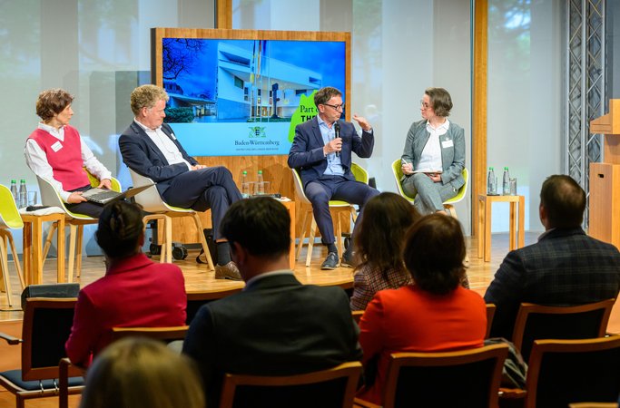 Öffnet eine Lightbox: Podiumsdiskussion mit verschiedenen Personen 
