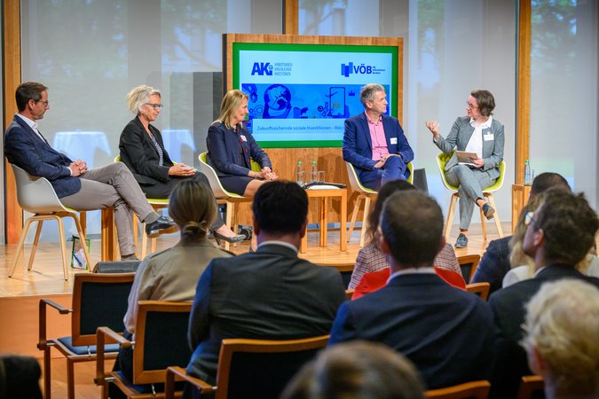 Öffnet eine Lightbox: V.l.n.r. Kai Schulze (BVI), Daniela Deuber (SEND e.V.), Ingeborg Esser (GdW), Dr. Hinrich Holm (IBB) & Yvonne Zwick (BAUM e.V.) in einer Podiumsdiskussion V.l.n.r. Kai Schulze (BVI), Daniela Deuber (SEND e.V.), Ingeborg Esser (GdW), Dr. Hinrich Holm (IBB) & Yvonne Zwick (BAUM e.V.)