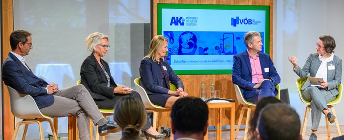 News lesen V.l.n.r. Kai Schulze (BVI), Daniela Deuber (SEND e.V.), Ingeborg Esser (GdW), Dr. Hinrich Holm (IBB) & Yvonne Zwick (BAUM e.V.) in einer Podiumsdiskussion