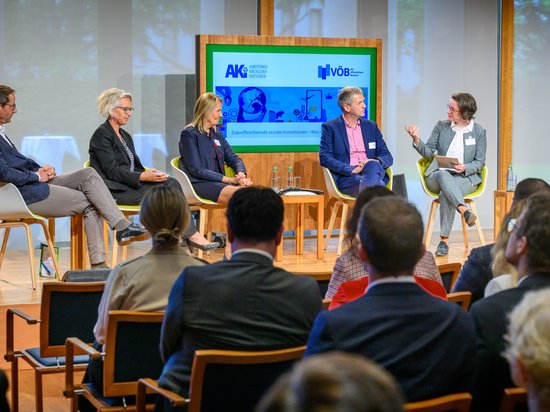 Zur Veranstaltung: V.l.n.r. Kai Schulze (BVI), Daniela Deuber (SEND e.V.), Ingeborg Esser (GdW), Dr. Hinrich Holm (IBB) & Yvonne Zwick (BAUM e.V.) in einer Podiumsdiskussion