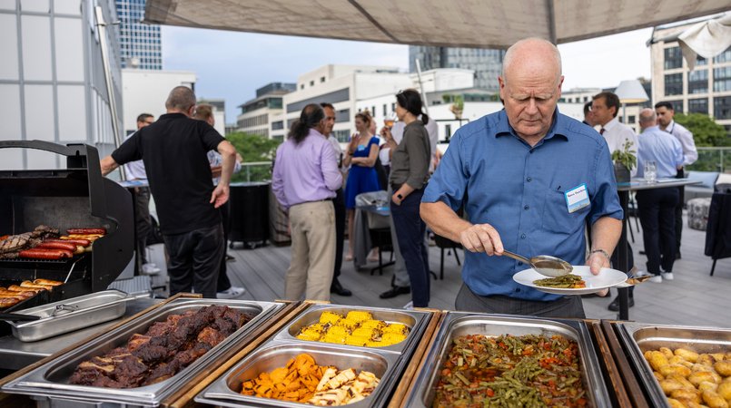 Öffnet eine Lightbox: Blick auf das BBQ-Angebot 