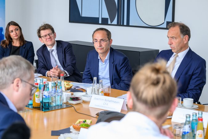 Öffnet eine Lightbox: Blick auf die Teilnehmer