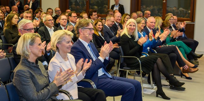 News lesen Blick ins applaudierende Publikum