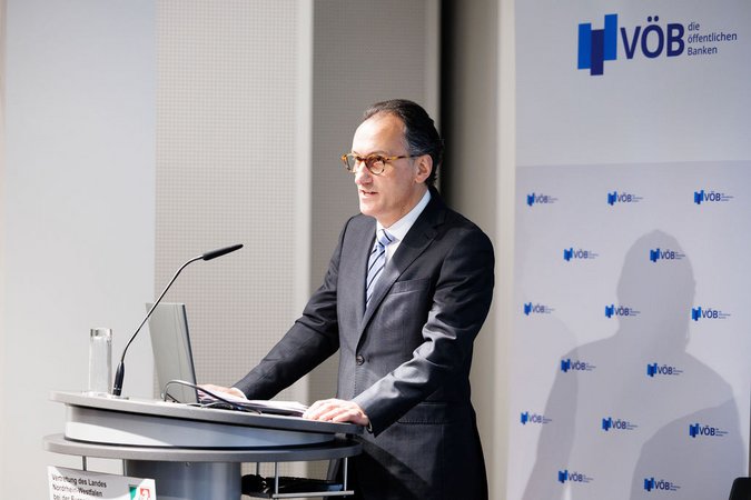 Öffnet eine Lightbox: 