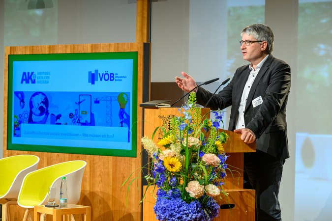 Öffnet eine Lightbox: Sven Giegold (BÜNDNIS 90/DIE GRÜNEN), hält eine Rede auf der Bühne Sven Giegold (BÜNDNIS 90/DIE GRÜNEN)