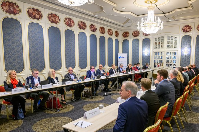 Öffnet eine Lightbox: Überblick des Verhandlungssaals in Mainz