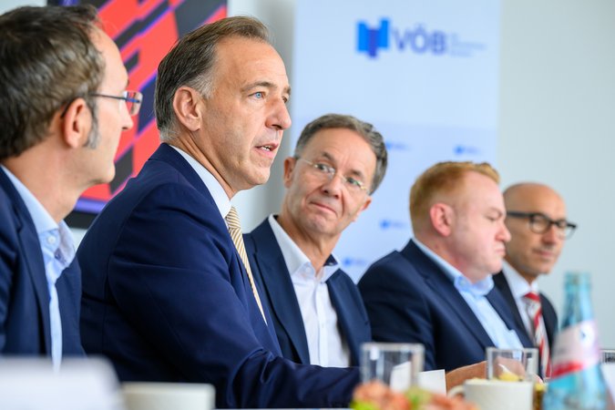 Öffnet eine Lightbox: Blick auf die Aktienmarkt-Experten