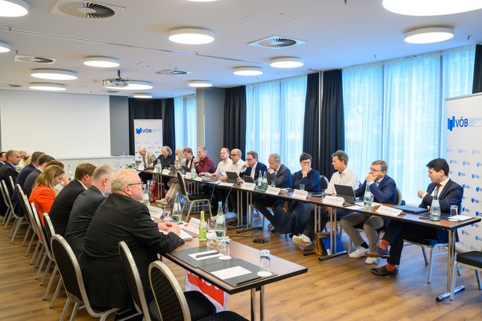Öffnet eine Lightbox: Blick auf die Fensterseite des Raums mit verschiedenen Teilnehmern 