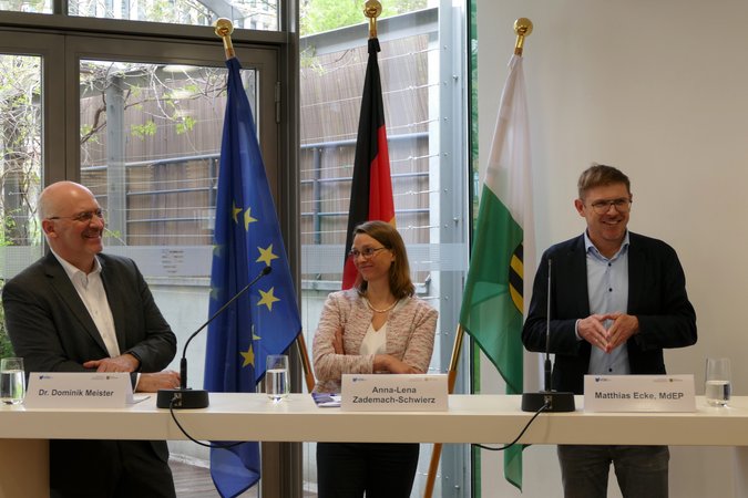 Öffnet eine Lightbox: V.l.n.r. Dr. Dominik Meister, Anna-Lena Zademach-Schwierz und Matthias Ecke V.l.n.r. Dr. Dominik Meister, Anna-Lena Zademach-Schwierz und Matthias Ecke