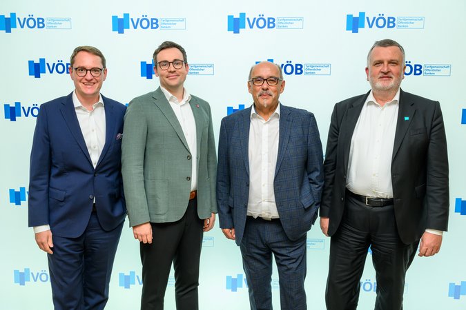 Öffnet eine Lightbox: V.l.n.r.: Dominik Lamminger (VÖB), Jan Duscheck (ver.di), Gunar Feth (SaarLB), Stefan Wittmann (ver.di)
