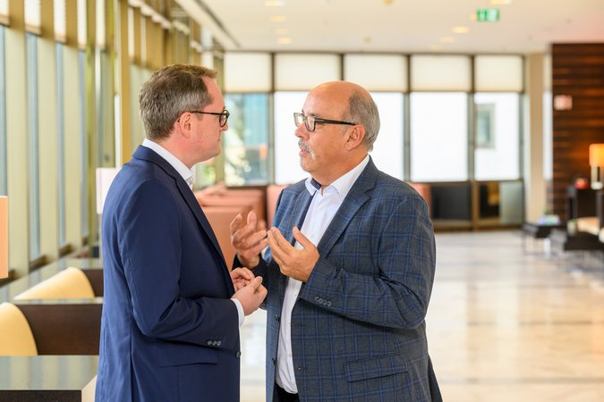 Öffnet eine Lightbox: Dominik Lamminger (VÖB) und Gunar Feth (SaarLB) im Gespräch 