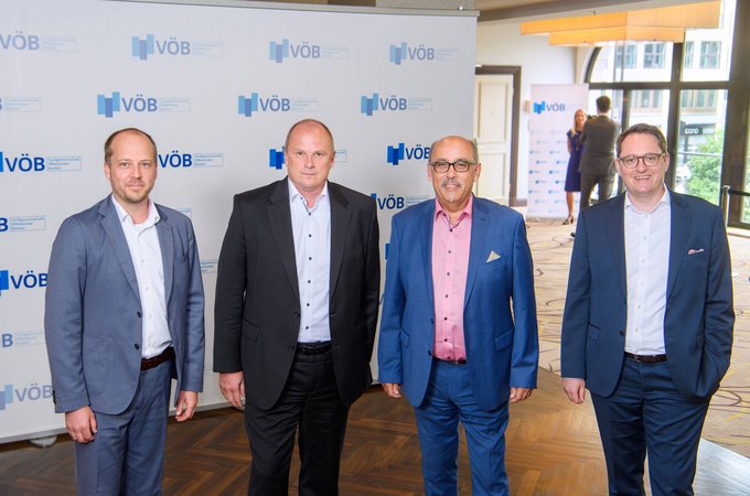 Öffnet eine Lightbox: V.l.n.r. Dr. Hagen Christmann, Dr. Ulrich Theileis, Gunar Feth, Dominik Lamminger V.l.n.r. Dr. Hagen Christmann, Dr. Ulrich Theileis, Gunar Feth, Dominik Lamminger