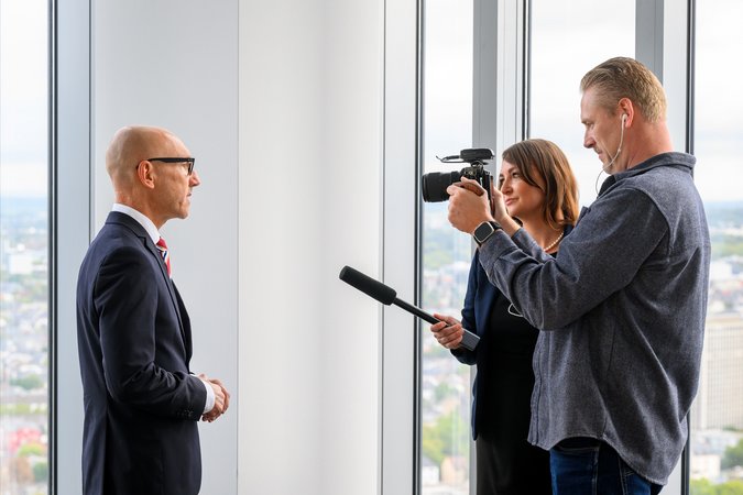 Öffnet eine Lightbox: Manfred Bucher (BayernLB) im Interview