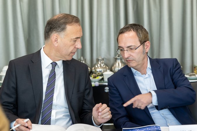 Öffnet eine Lightbox: Joachim Schallmayer (DekaBank Deutsche Girozentrale) und Wolfgang Donie (NORD/LB)
