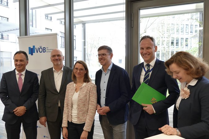 Öffnet eine Lightbox: V.l.n.r. Christoph Wengler, Dr. Dominik Meister, Anna-Lena Zademach-Schwierz, Matthias Ecke, Jiří Zapletal und Sandra Parthie V.l.n.r. Christoph Wengler, Dr. Dominik Meister, Anna-Lena Zademach-Schwierz, Matthias Ecke, Jiří Zapletal und Sandra Parthie