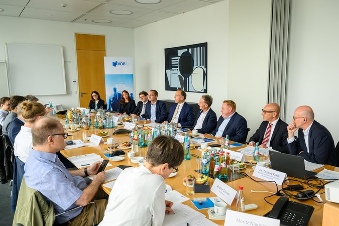 Öffnet eine Lightbox: Blick auf die Teilnehmer