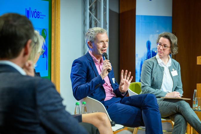 Öffnet eine Lightbox: Dr. Hinrich Holm (CEO Investitionsbank Berlin (IBB)) & Yvonne Zwick (BAUM e.V.) auf der Bühne Dr. Hinrich Holm (CEO Investitionsbank Berlin (IBB)) & Yvonne Zwick (BAUM e.V.)