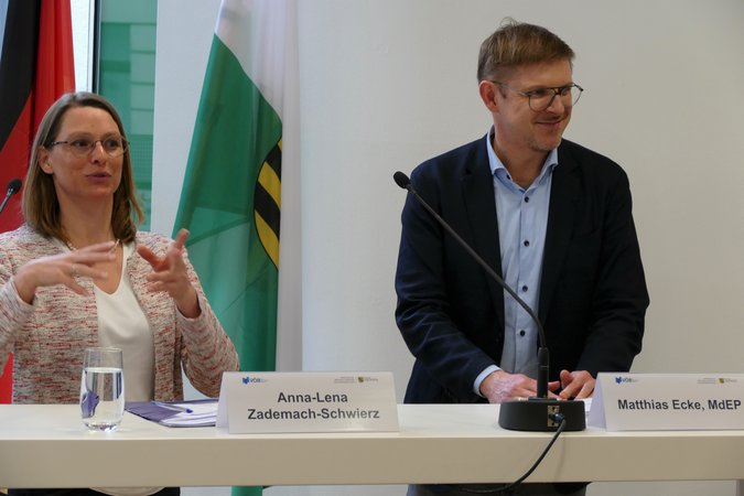 Öffnet eine Lightbox: V.l.n.r. Anna-Lena Zademach-Schwierz und Matthias Ecke V.l.n.r. Anna-Lena Zademach-Schwierz und Matthias Ecke