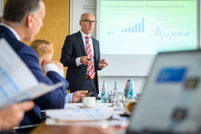 Öffnet eine Lightbox: Manfred Bucher (BayernLB) präsentiert seine Aktienmarkt-Prognose