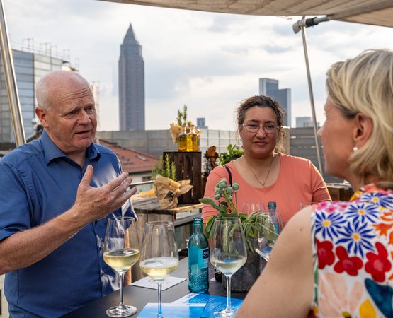Öffnet eine Lightbox: Verschiedene Teilnehmer im Gespräch 