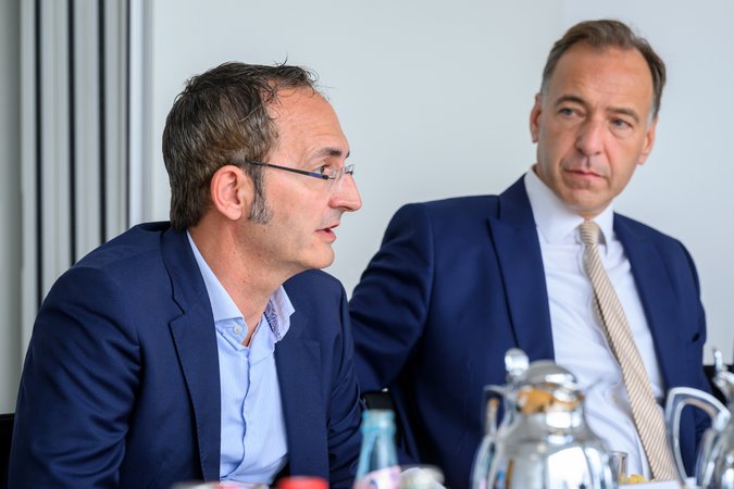Öffnet eine Lightbox: Wolfgang Donie (NORD/LB) und Joachim Schallmayer (DekaBank Deutsche Girozentrale)