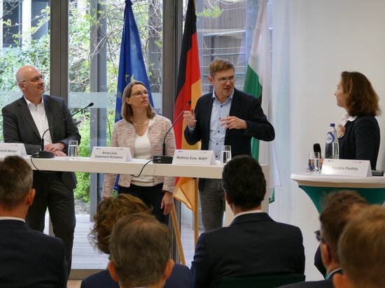 Zur Veranstaltung: V.l.n.r. Dr. Dominik Meister, Anna-Lena Zademach-Schwierz, Matthias Ecke und Sandra Parthie