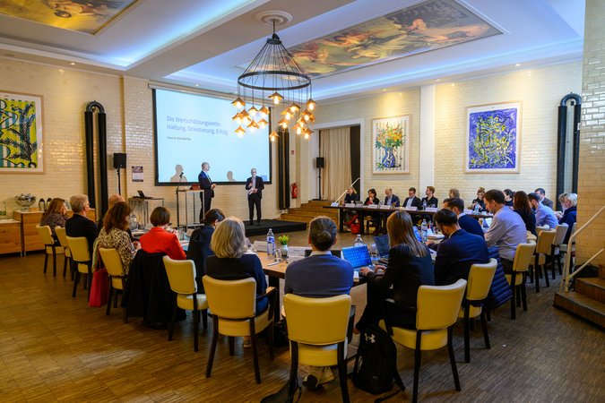 Öffnet eine Lightbox: 