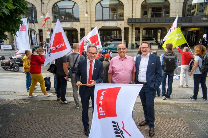Öffnet eine Lightbox: V.l.n.r. Christian Wieglinghaus, Gunar Feth, Dominik Lamminger mit Ver.di-Fahne V.l.n.r. Christian Wieglinghaus, Gunar Feth, Dominik Lamminger