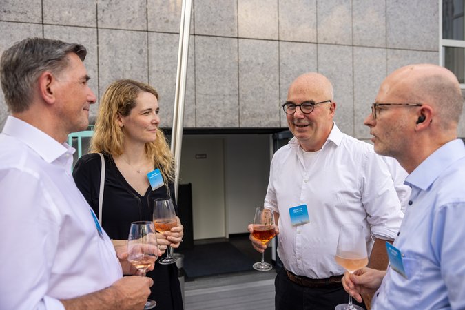 Öffnet eine Lightbox: Verschiedene Teilnehmer im Gespräch 