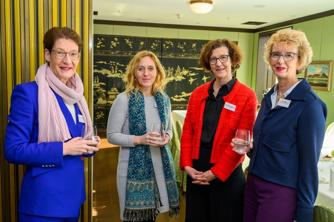 Öffnet eine Lightbox: V.l.n.r.: Dr. Katrin Leonhardt (SAB), Nancy Plaßmann (Berliner Sparkasse), Claudia Hillenherms (NRW.Bank), Rita Herbers (Hamburger Volksbank)