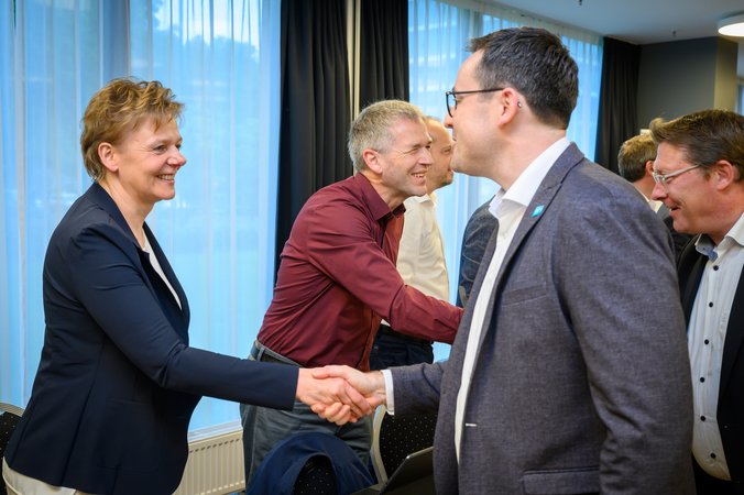 Öffnet eine Lightbox: Verschiedene Teilnehmer begrüßen sich 