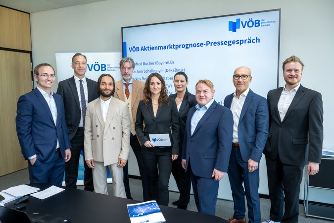 Öffnet eine Lightbox: V.l.n.r.: Wolfgang Donie, Joachim Schallmayer, Daniel Safo Ghansah, Dr. Berndt Fernow, Bianca Blywis-Bösendorfer, Janet Eicher, Markus Reinwand, Manfred Bucher, Niko Klüsener