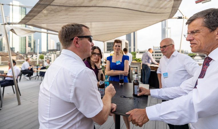 Öffnet eine Lightbox: Verschiedene Teilnehmer im Gespräch 